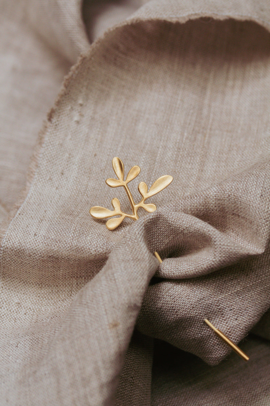 Broche Arruda G Dourado