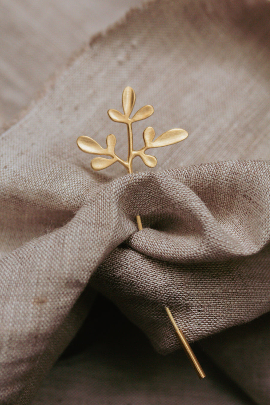 Broche Arruda G Dourado
