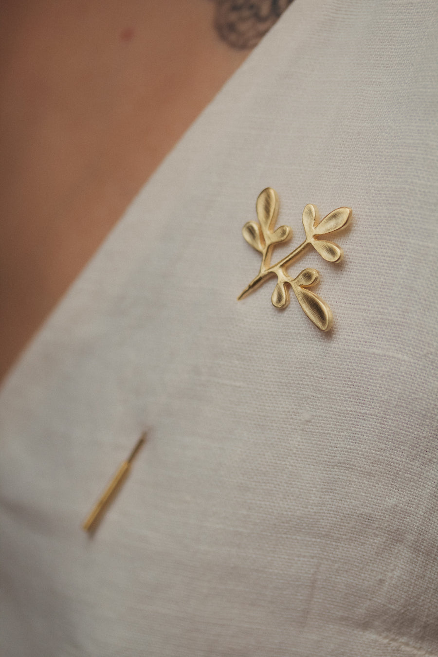 Broche Arruda G Dourado
