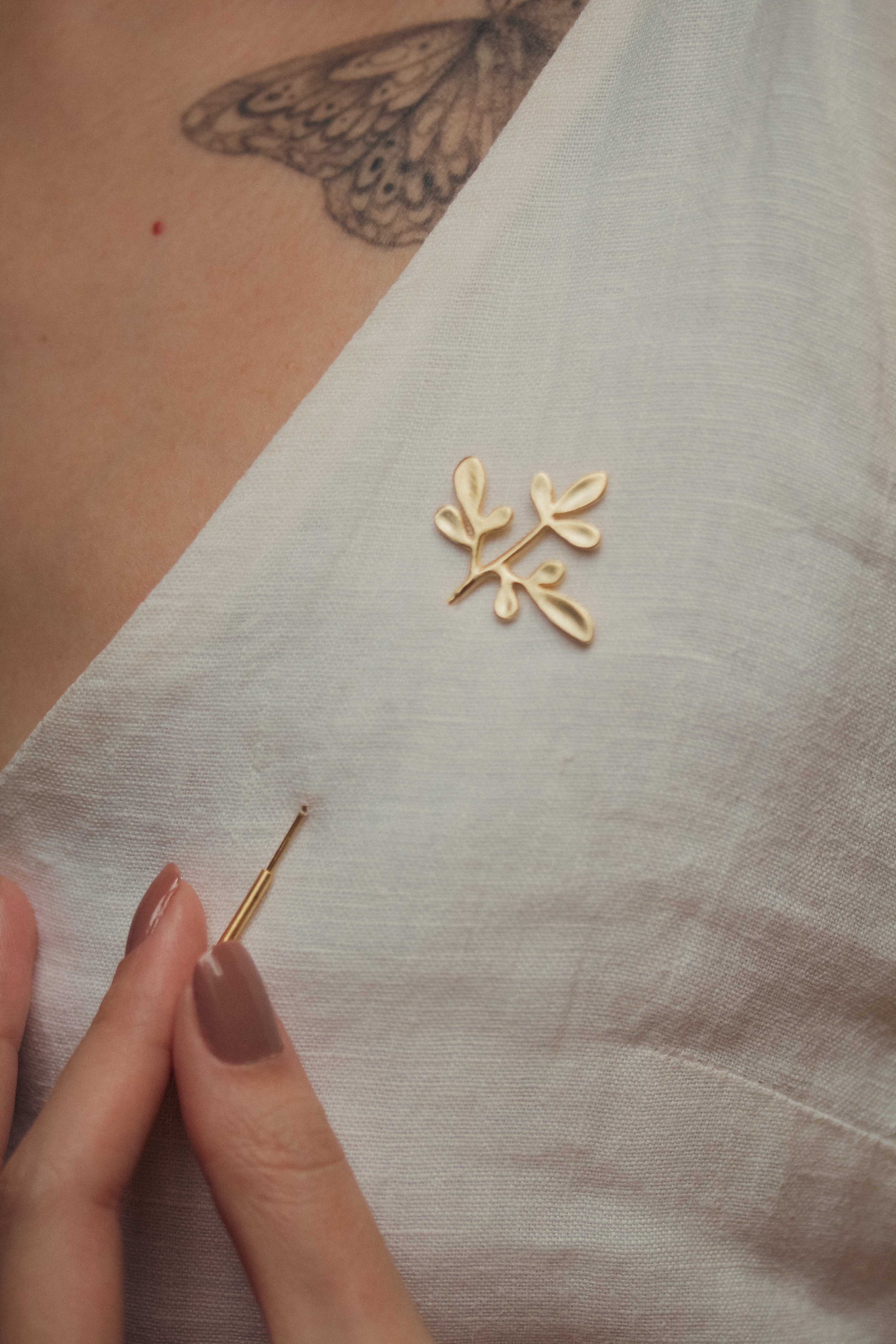 Broche Arruda G Dourado