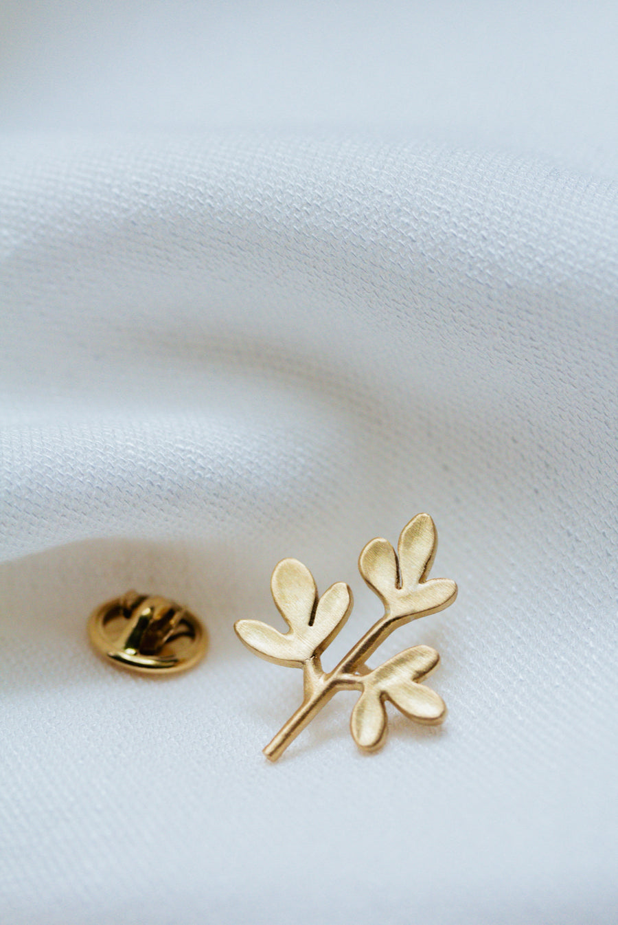Pin Arruda M dourado