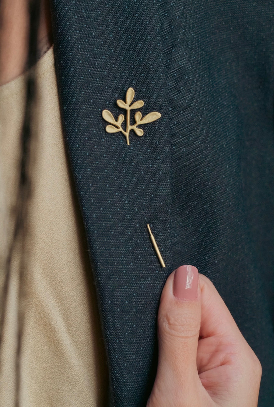 Broche Arruda G Dourado